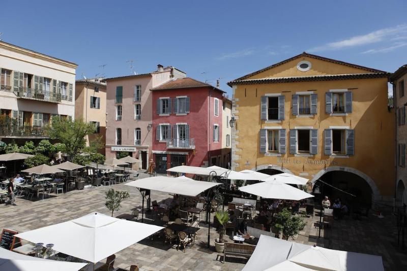Hotel Les Armoiries Valbonne Exterior photo