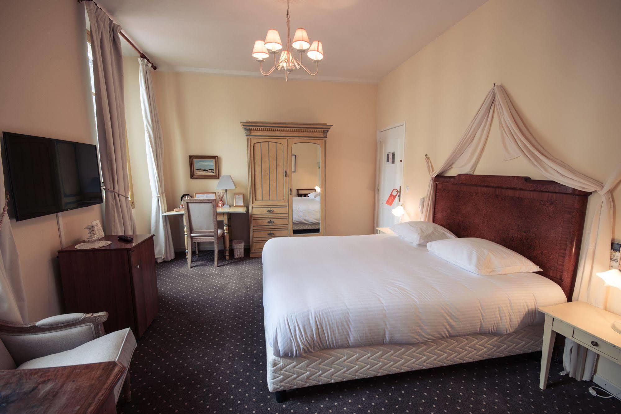 Hotel Les Armoiries Valbonne Exterior photo